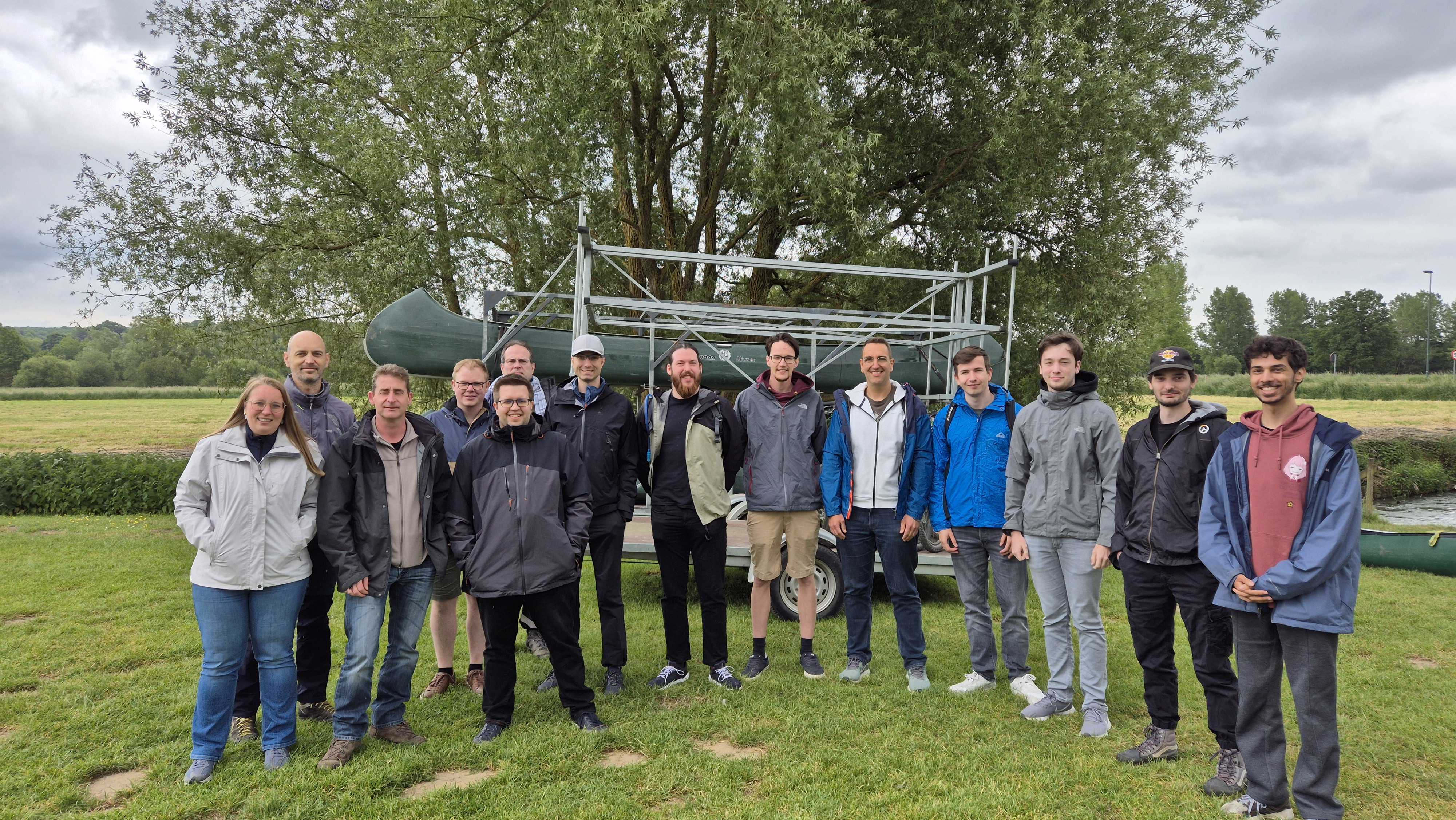 Syscom medewerkers tijdens teambuilding kayak.