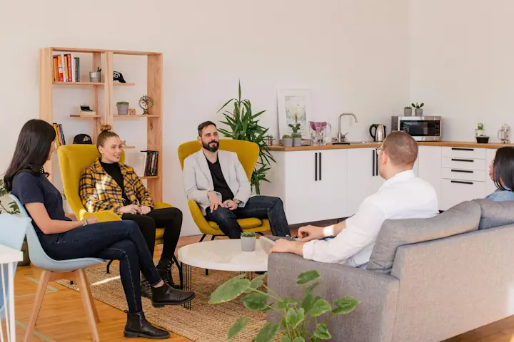 Mensen rond tafel in meeting voor een verkennend gesprek