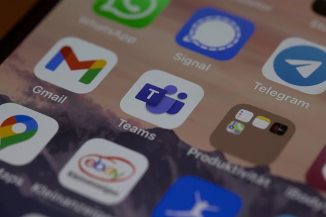 Afbeelding met Teams logo op smartphone