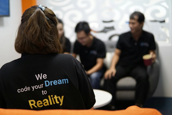 Vrouw met t-shirt 'We code your dream to reality' - Software Ontwikkeling