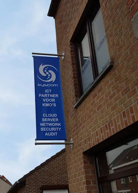 Banners aan gevel gebouw Syscom
